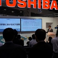 公開授業デモはつねに人気（東芝）