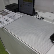 イトーキ　「LANシート」　敷くだけで無線LAN環境に近い通信環境が整う