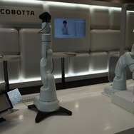 ロボットアームが似顔絵を描写（デンソー）