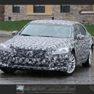 レクサス LS 次期型の開発車両をスクープした英『auto express』