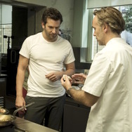 ブラッドリー・クーパー＆マーカス・ウェアリング／『二ツ星の料理人』　(C)2015 The Weinstein Company.