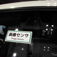 日野は、衝突被害を軽減させるPCSを初搭載した小型トラック『デュトロ』を展示（人とくるまのテクノロジー展2016横浜）