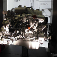 いすゞは、エンジンの6UZ1-TCS、6UV1-CNG、6NX1-TCS、RZ4E-TCや、トランスミッションのMEB9、MVL6などを展示（人とくるまのテクノロジー展2016横浜）