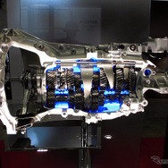 いすゞは、エンジンの6UZ1-TCS、6UV1-CNG、6NX1-TCS、RZ4E-TCや、トランスミッションのMEB9、MVL6などを展示（人とくるまのテクノロジー展2016横浜）