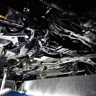 『WRX S4』のシンメトリカルAWDやサスペンションをフロア側から眺められるように展示したスバル（人とくるまのテクノロジー展2016横浜）