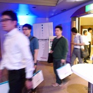 開場と同時にデモカーへと向かう来場者