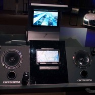 車外セットも置かれ新型サイバーナビの魅力を堪能できた