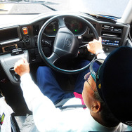バス　運転手イメージ