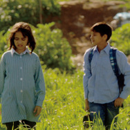 『歌声にのった少年』　(C) 2015 Idol Film Production Ltd/MBC FZ LLC /KeyFilm/September Film