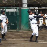 ノックする安田学園・森泉監督