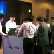 新型サイバーナビの周りではスタッフが丁寧に説明