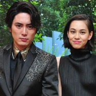 『高台家の人々』間宮祥太朗＆水原希子／photo：Naoki Kurozu