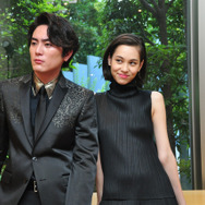 『高台家の人々』間宮祥太朗＆水原希子／photo：Naoki Kurozu