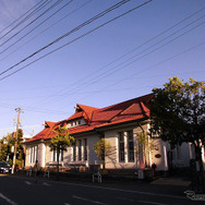 勢神宮外宮を出て、夕暮れどきの伊勢市駅前を歩く（AIR & BUS成田発伊勢行きツアー）