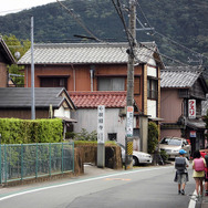 伊勢神宮、内宮と外宮を結ぶ旧街道・古市参宮街道を歩く。江戸時代のにぎわいを感じる猿田彦神社や麻吉旅館へ（AIR & BUS成田発伊勢行きツアー）
