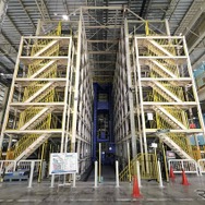 金型が収まるラックはまるでマンションのよう