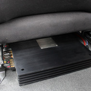 助手席の下にはブラックスのNOX4、運転席の下にはJLオーディオのHD750/1とブレイムスの安定化電源をインストール。ケーブル類には視聴して決めたというM&Mデザインをチョイスする。徹底して音質重視のユニット選びを施す。