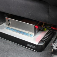 助手席の下にはブラックスのNOX4、運転席の下にはJLオーディオのHD750/1とブレイムスの安定化電源をインストール。ケーブル類には視聴して決めたというM&Mデザインをチョイスする。徹底して音質重視のユニット選びを施す。