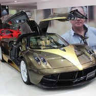 「イタリア・パガーニ社製の高級スポーツカー『ウアイラ』（Huayra）