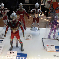 ブルマファクやCCPといった老舗フィギュアメーカーによる限定フィギュアが発売され、初日の6月10日にさっそく購入していくマニアの姿もあった（「東京スカイツリー ウルトラ作戦第634号」、6月10日～7月21日）