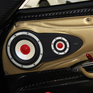 日本に輸入されたモデルには『BEWITH Prime Ensemble for Huayra』が搭載されている