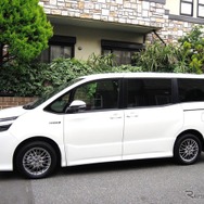 トヨタ ヴォクシー ハイブリッド ZS