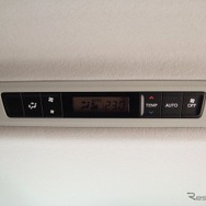 リヤエアコンコントローラーは温度調整も可能