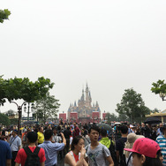 オープン直後の上海ディズニーランド、遠くに大きなお城が