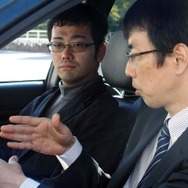 音質向上のアドバイスを受ける森 治之さん(奥)はレガシィSTiで会場を訪れた