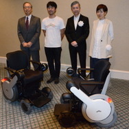 左から日本デザイン振興会の大井篤理事長、杉江代表、永井氏、柴田氏
