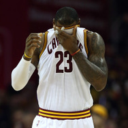 2015年NBAファイナルで敗れたクリーブランド・キャバリアーズのレブロン・ジェームズ（2015年6月16日）