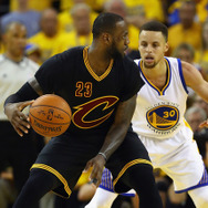 NBAファイナル、レブロン・ジェームズ（左）とステフィン・カリー（2016年6月19日）