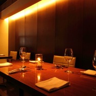 落ち着いた大人の雰囲気の「オストレア銀座8丁目店」店内。接待やデートで訪れる客も多い。写真は、シガーも楽しめるラウンジ。
