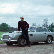 1964年　「007 ゴールドフィンガー」ボンドカーの代名詞とも言える『アストンマーティンDB5』。今では名車と讃えられるこの車は、これ以降計6作品に登場することになる。