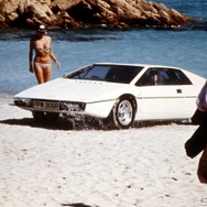 1977年 「私を愛したスパイ」 空の次は海中だ。ロボット的発想で、潜水モデルに変身する「ロータス エスプリ」は海でも陸でも恰好良かった。