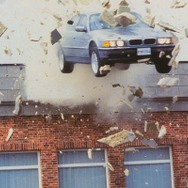 1997年 「トゥモロー・ネバー・ダイ」「BMW 750iL」。サンルーフから飛び出すミサイルや、エンブレムカッターなど007ならではの特殊兵器を装備。文字通りの「最強サルーン」だ。