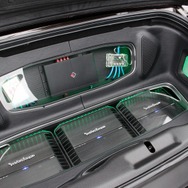 フロアやウォールを巧みに使ってカスタムインストレーションを施したトランクルーム。ユニットをすべて見せるレイアウトも見事。