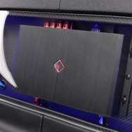 3SIXTY.3の本体をビルトインする前面のウォール。パネルにカーボンを使い、間接照明でユニットを浮かび上がらせる手法も光る。