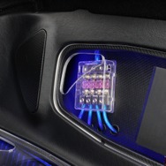 単色のイルミを使うことでトランク全体を抑えたムードに演出しているのもこのクルマの特徴。大人のムードも満点だ。