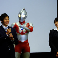 日本バレーボールリーグ機構・嶋岡健治会長、JTサンダーズ・越川優選手、NECレッドロケッツ・古賀紗理那選手などが登壇したVリーグ記者発表（2016年6月29日）
