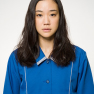 安曇春子に扮する蒼井優
