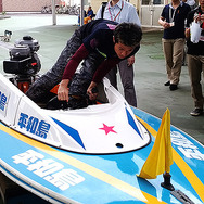 記者陣にモンキーターンを見せる今泉友吾選手