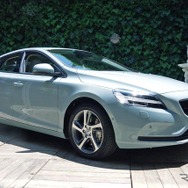 ボルボ V40 改良新型（アマゾンブルー）