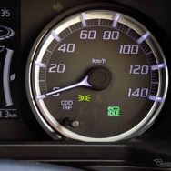 最近の車両ではライトの点灯に連動してアイコンが点灯。ライトの点灯状況が確認できる