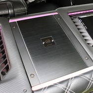 ボードの中央部にはカロッツエリアχのプロセッサー・RS-P99χをビルトイン。上段は見事な左右対称デザインを作り上げた。