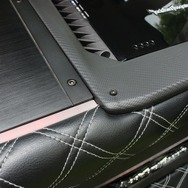 オーディオインストール部のデザインは車内の他部分で用いられているカーボンやキルティングが用いられ統一感を表現している。
