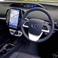 新型 プリウスPHV の運転席周り。中央には11.6インチ大型モニターが据えられた