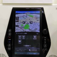モニター周囲には従来と同様、「MAP」や「MENU」などのスイッチを配置。日本語表示になる可能性もある