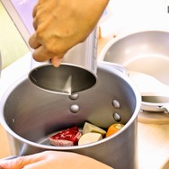 軽量カップを傾けると、トクトクトク、と音が