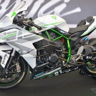 谷田部高速周回路で時速385kmを記録したトリックスターレーシングのH2R